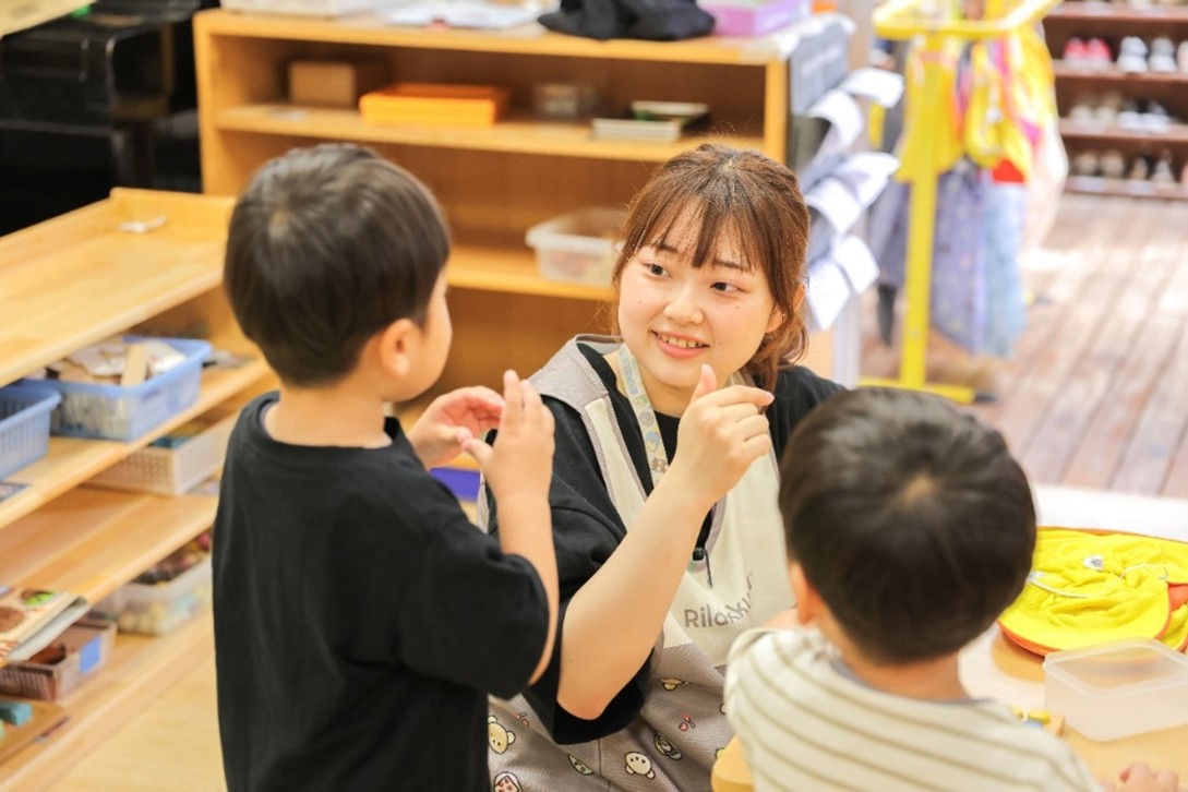 愛情を注ぐ保育士さん